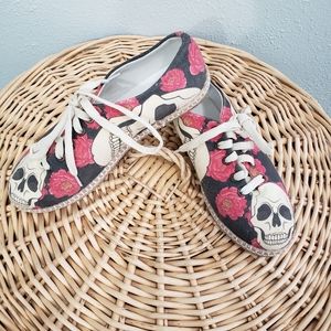 StreetFly Skull shoes with red flowers